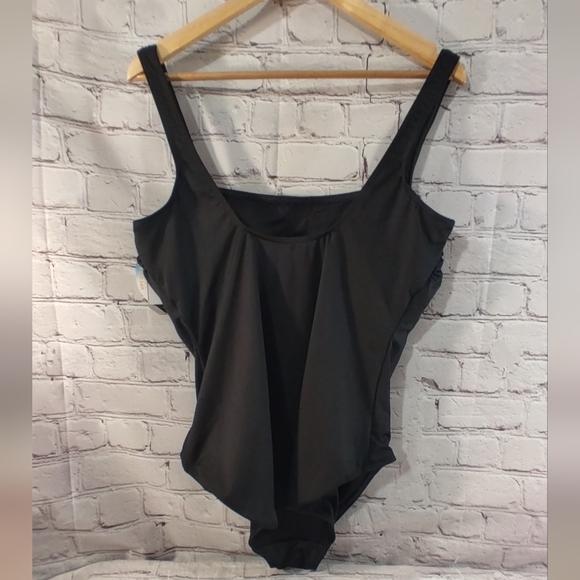 TYR Durafast Black Swimsuit One Piece Scoop Neck Center Lift Size 20 NWT - Picture 11 of 12